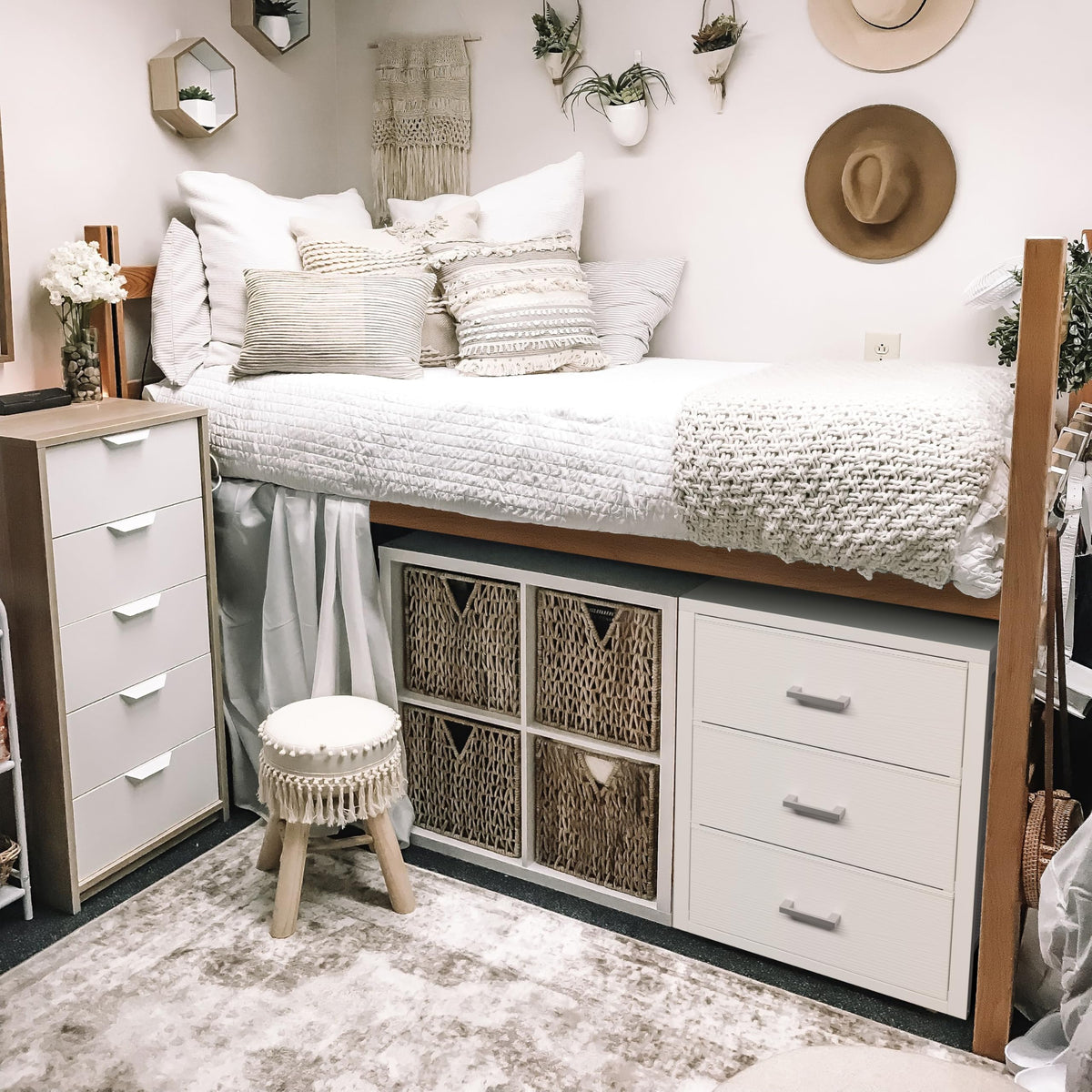 White 3 Drawer Dresser J4729